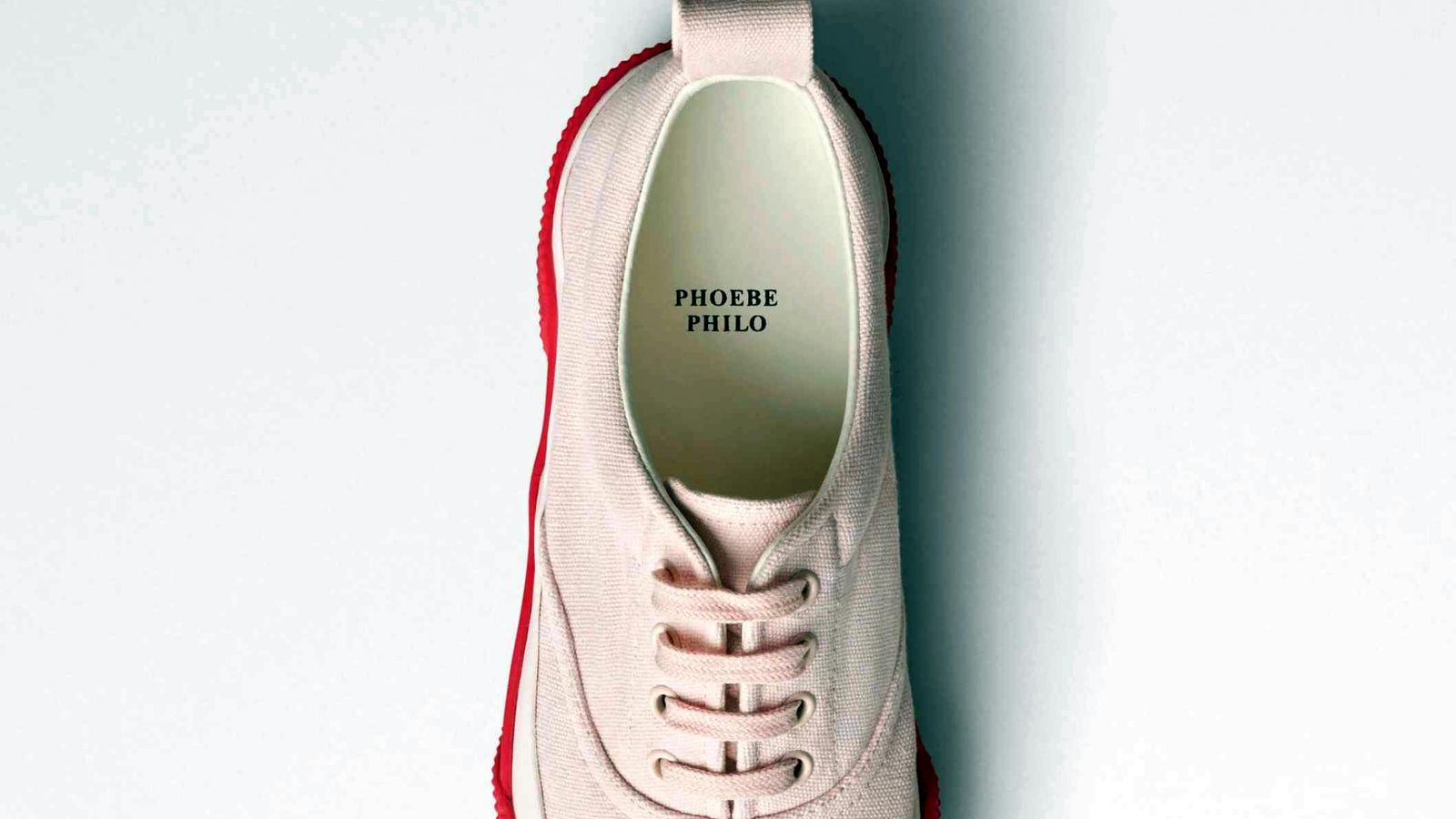 Phoebe Philo transforma o ordinário em objeto de desejo — e custo proibitivo