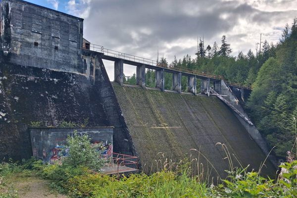 Barragem de Connell Lake: Legado industrial e conflito ecológico no Alasca