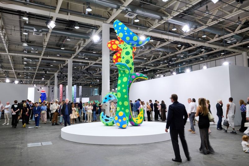 Art Basel 2026 aposta no retorno da exclusividade física para aquecer mercado