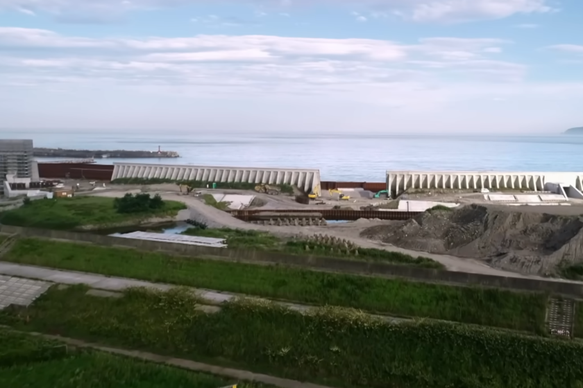Japão se tranca atrás do concreto: a muralha contra o mar e a memória