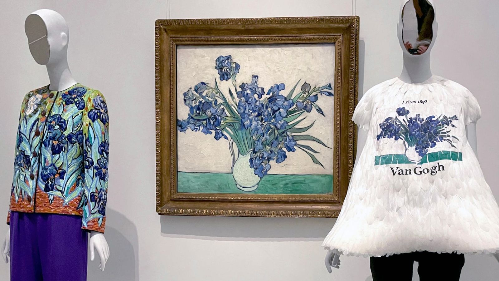 Exposição 'Costume Art' do Met: curadoria questionável e relevância histórica em xeque