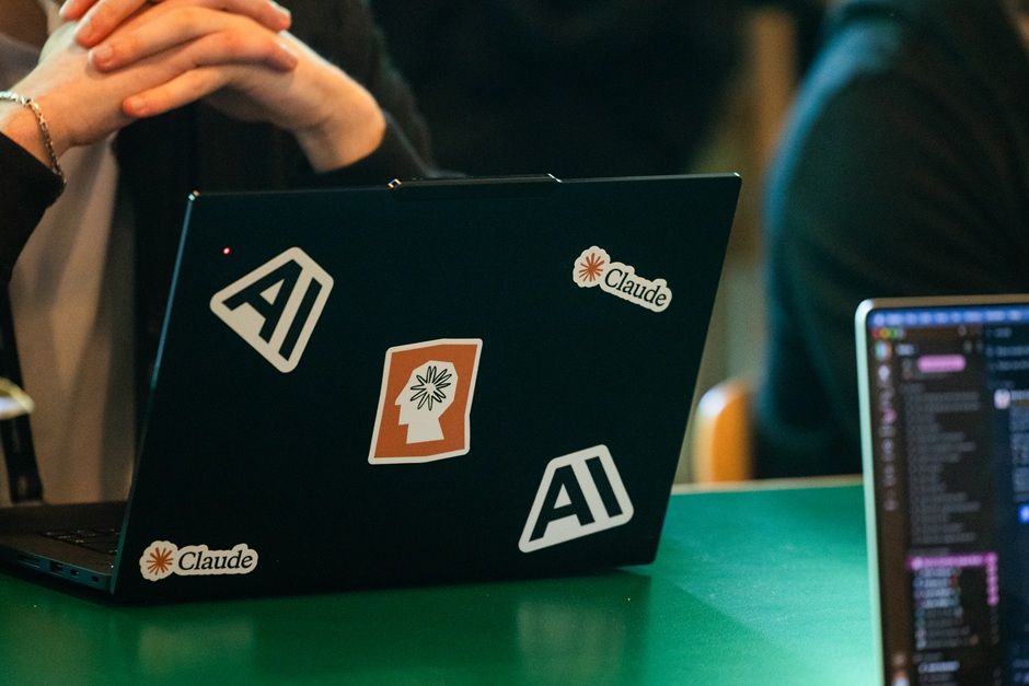 Trump barra Reino Unido de acessar IA da OpenAI e Anthropic sem aval dos EUA