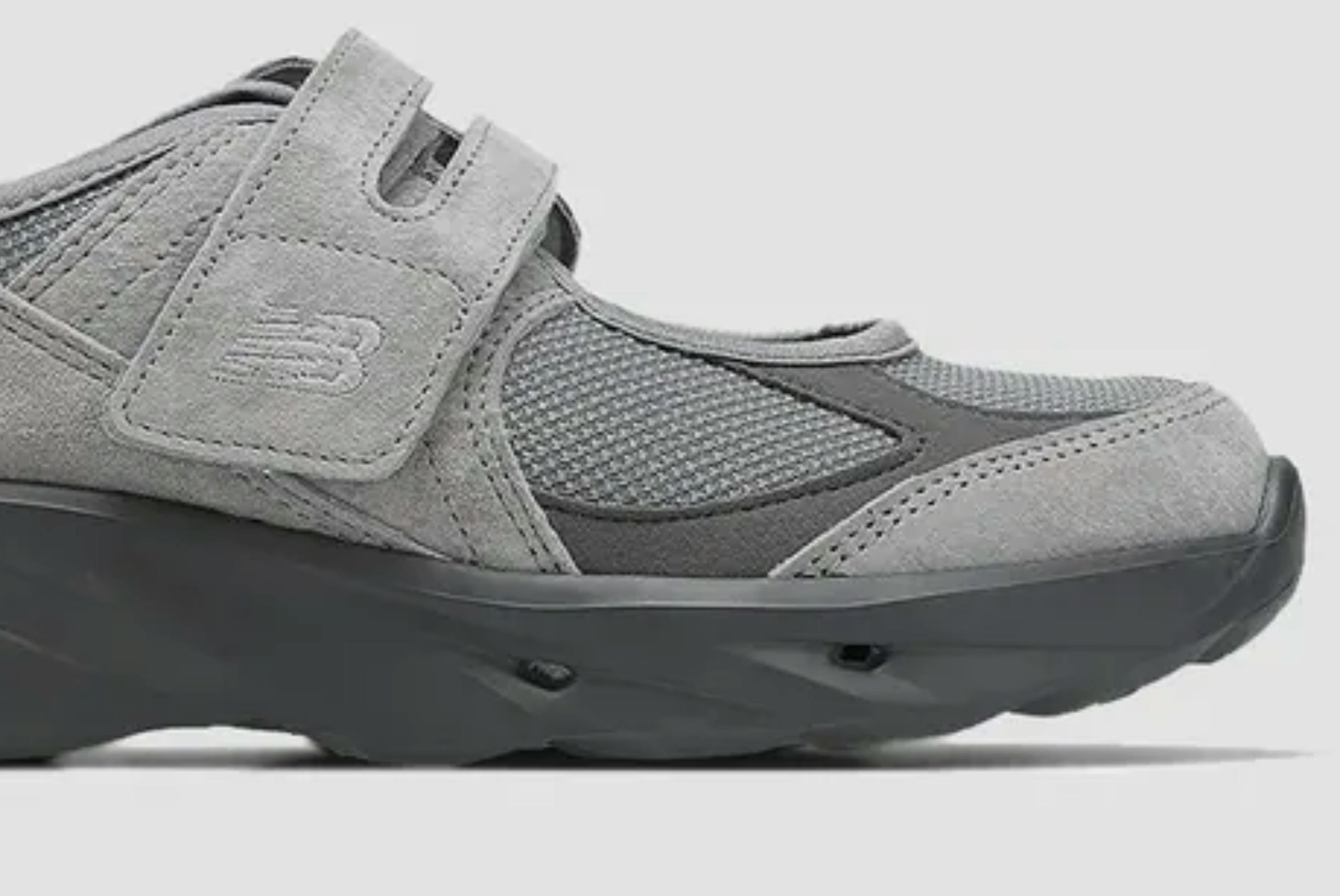 New Balance desafia convenções com a silhueta Mary Jane — o tênis que virou sandália