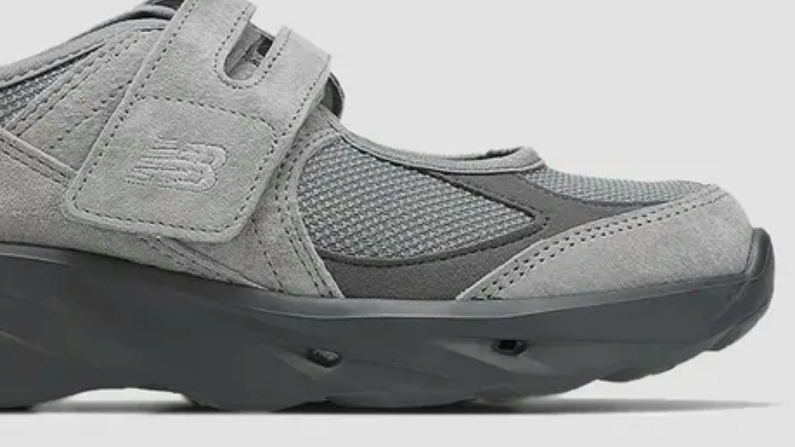 New Balance desafia convenções com a silhueta Mary Jane — o tênis que virou sandália