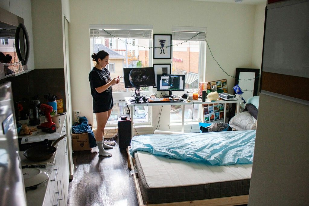 Jovens espanhóis abrem mão de salas em apartamentos para caber no aluguel