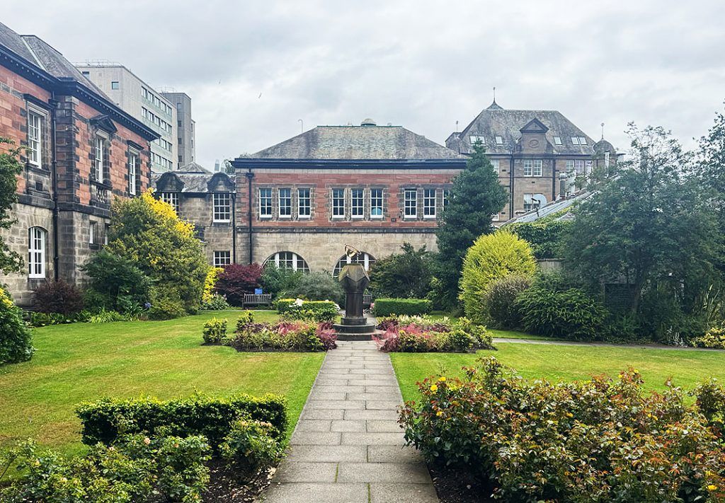 A Filosofia sobrevive em Dundee: uma vitória com asteriscos