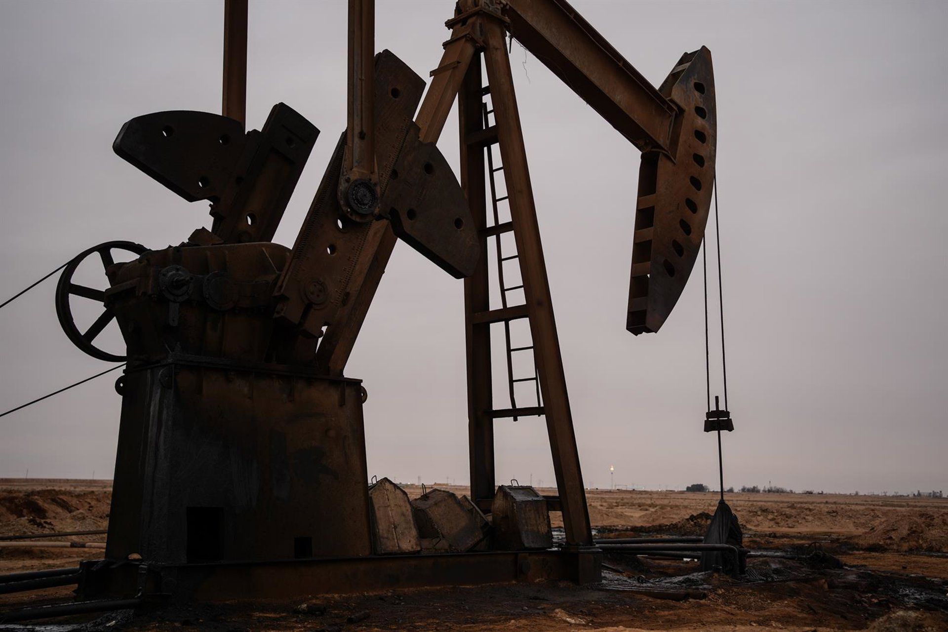 Petróleo Brent recua 4% — mercado ignora tensões no Estreito de Ormuz