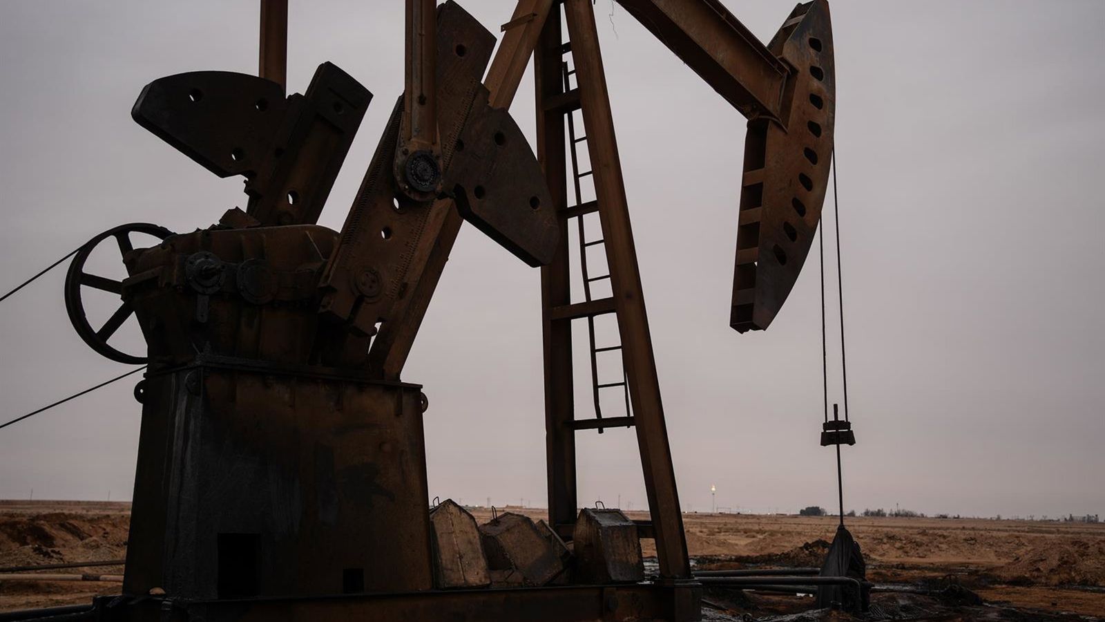 Petróleo Brent recua 4% — mercado ignora tensões no Estreito de Ormuz