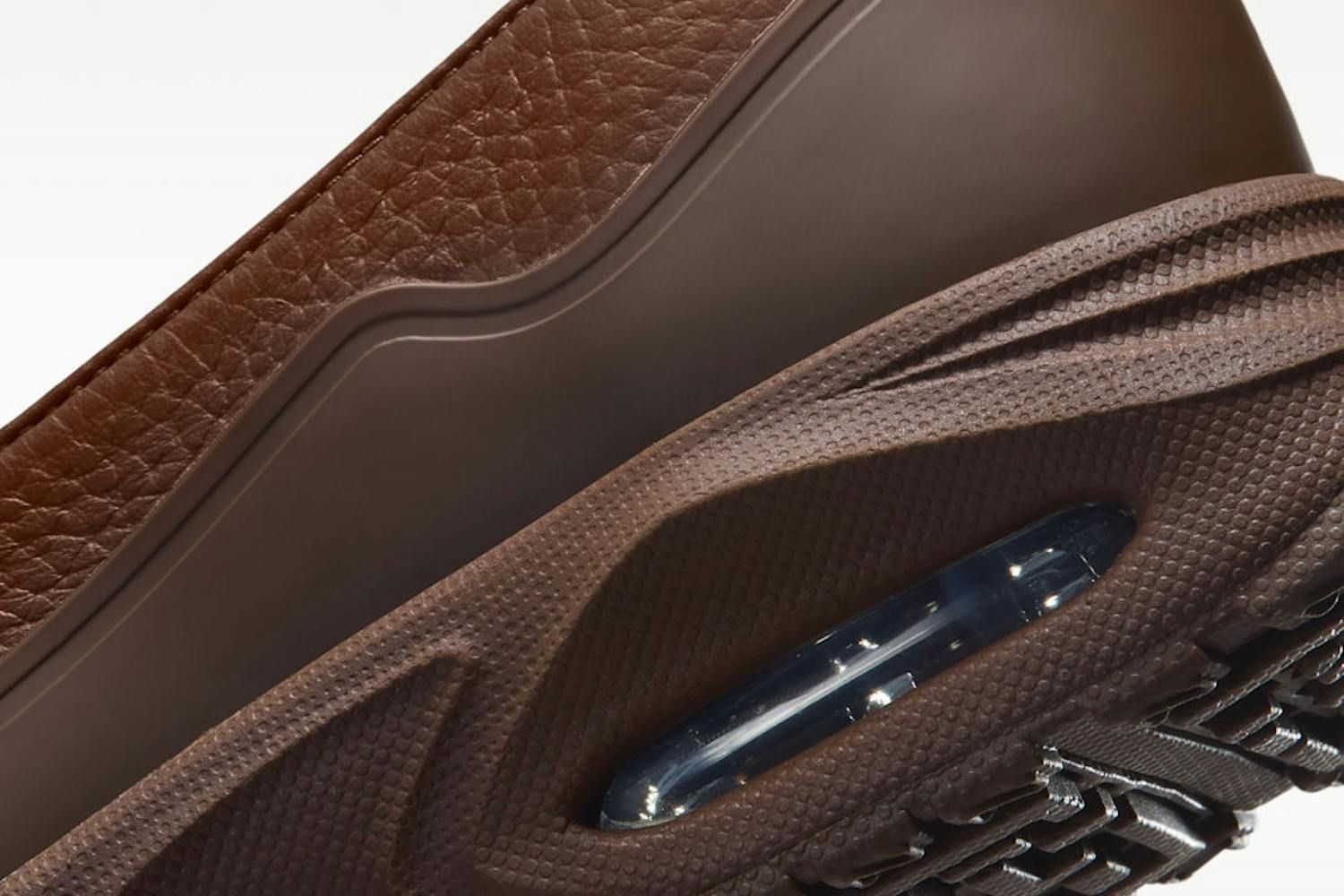 Nike une Air Max e mocassim: o novo luxo corporativo