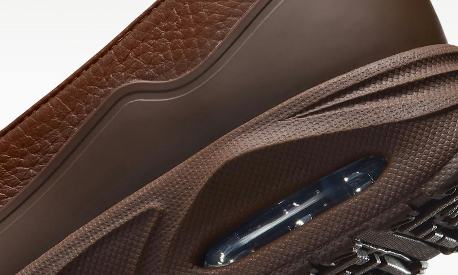 Nike une Air Max e mocassim: o novo luxo corporativo
