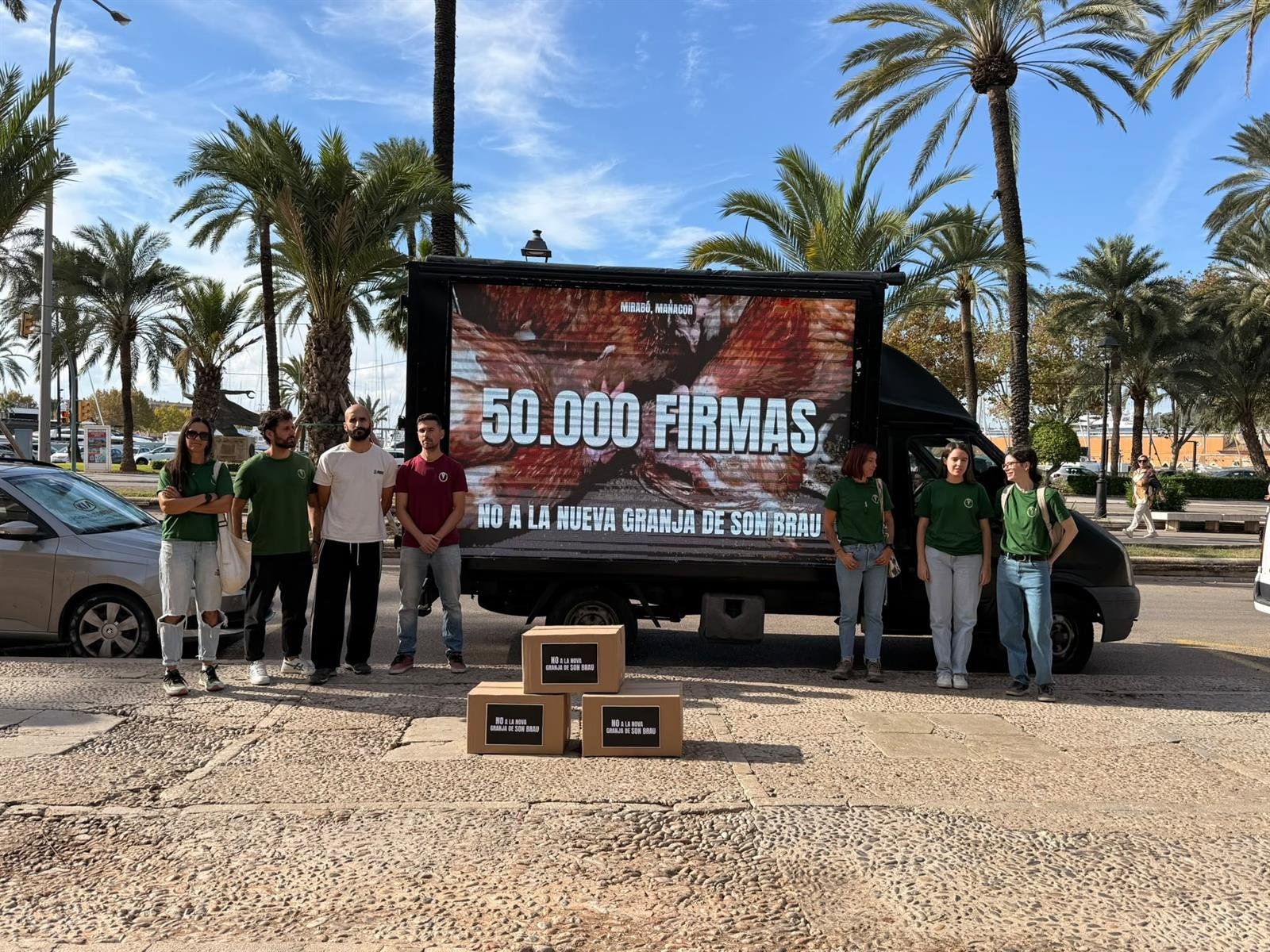 Animalistas cercam Son Brau contra macrogranja de 80.000 galinhas