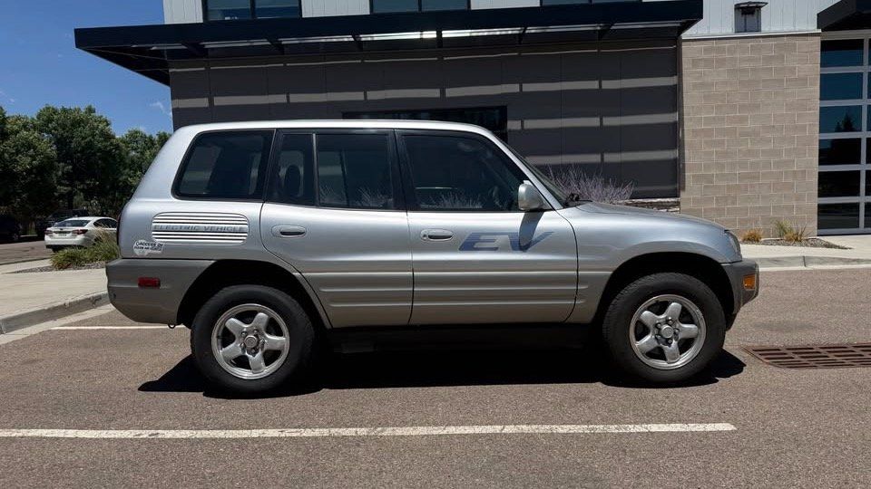 Toyota RAV4 EV de 2002 com bateria original à venda por US$ 2.000