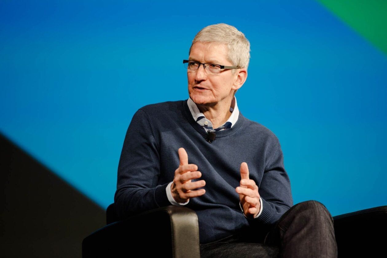 Tim Cook busca acordo com Bruxelas para destravar Siri AI na Europa
