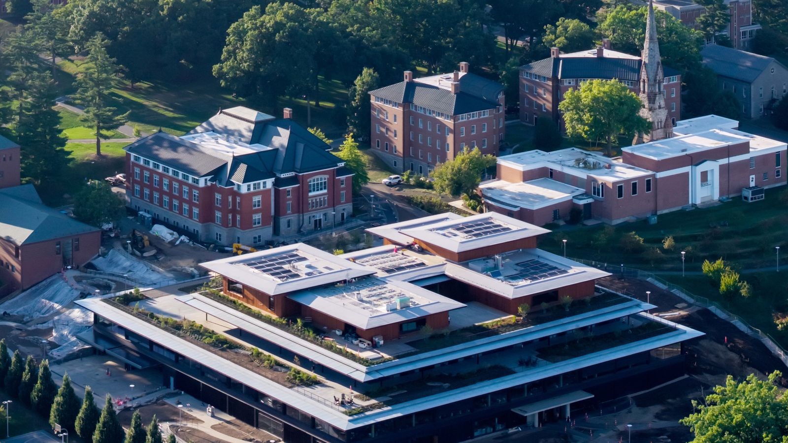 Herzog & de Meuron reaproveita fundações em escola de madeira sustentável