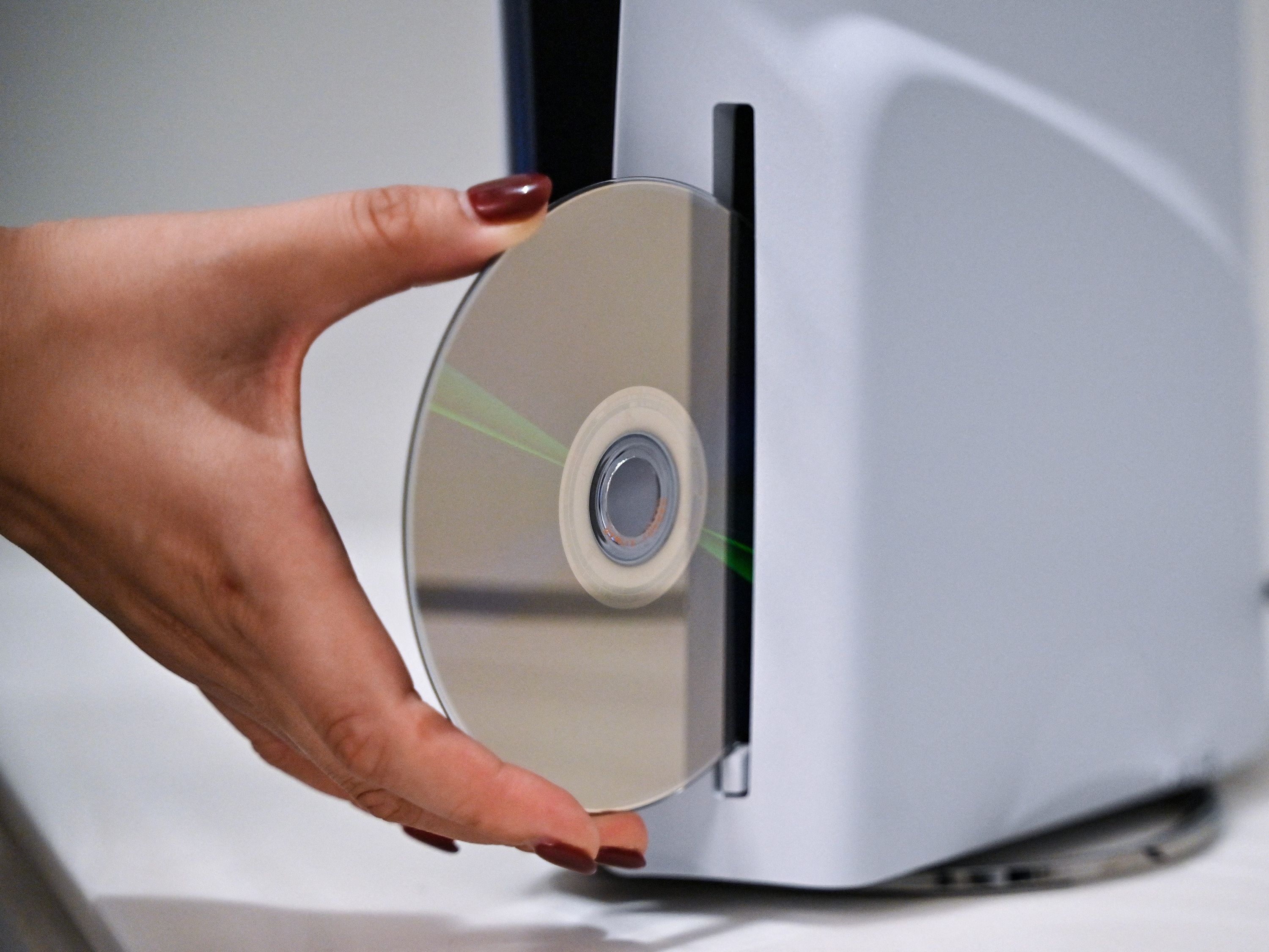 Sony abandona discos físicos para PlayStation até 2028 — mercado reage com ironia