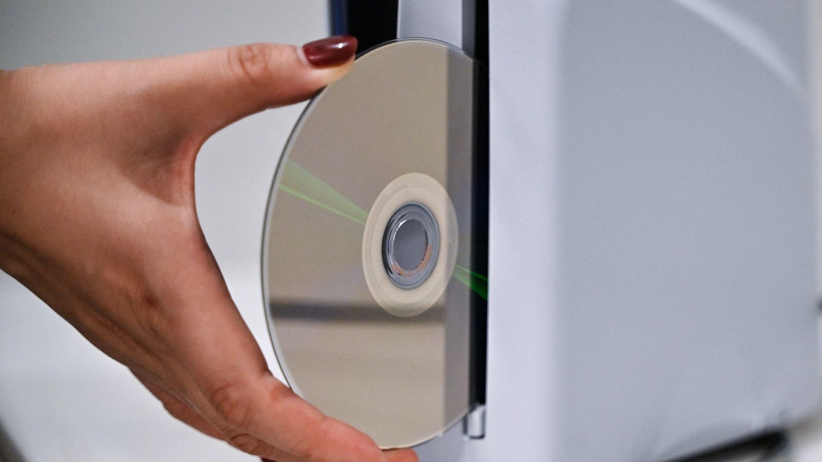 Sony abandona discos físicos para PlayStation até 2028 — mercado reage com ironia