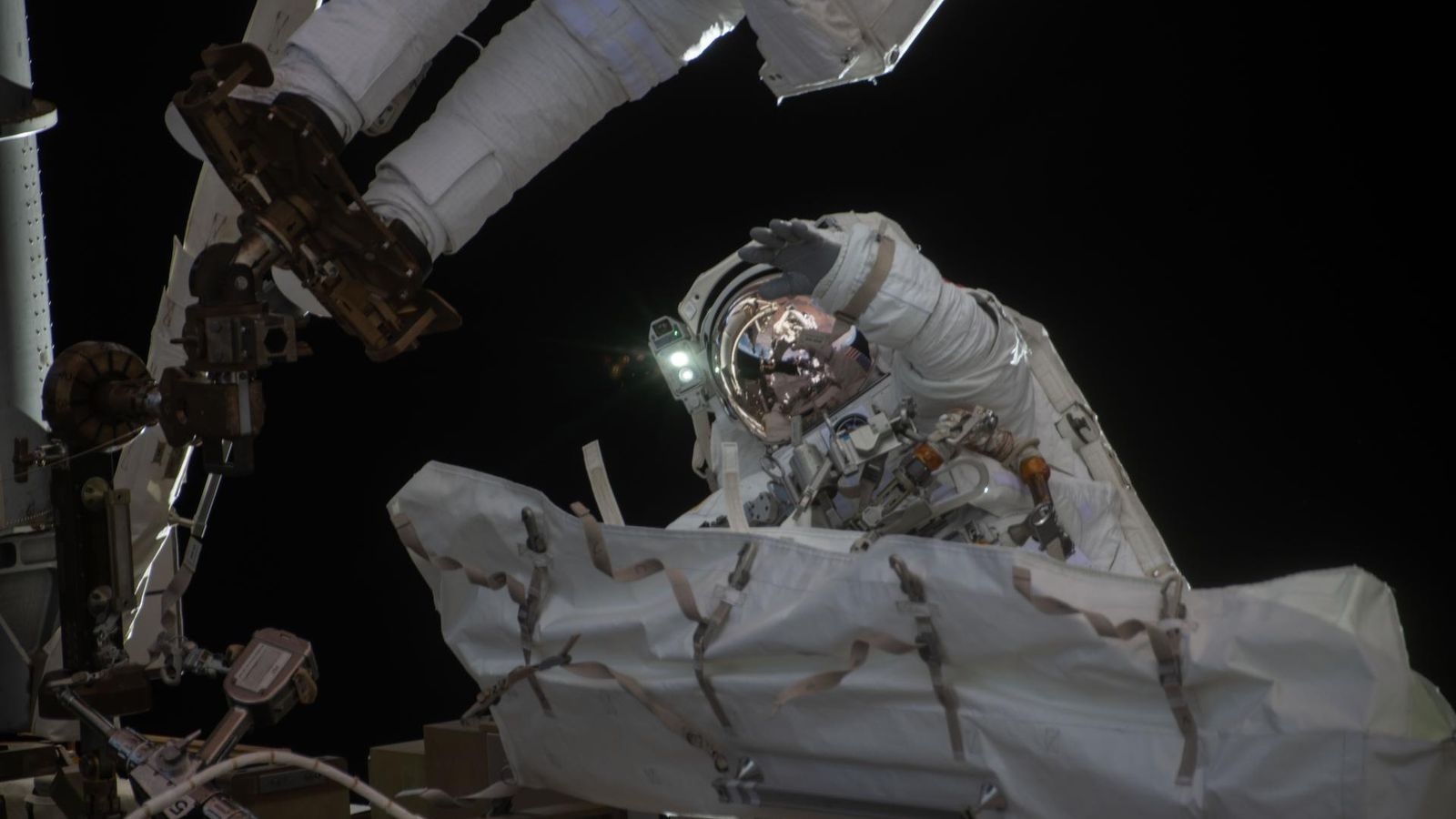NASA prepara caminhada espacial para reparar braço robótico da ISS