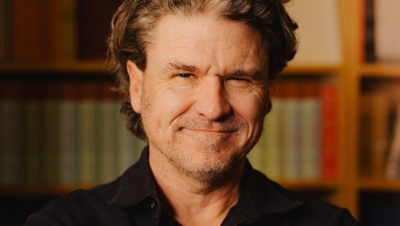 Dave Eggers explora a tensão entre arte e mercado em seu novo romance Contrapposto