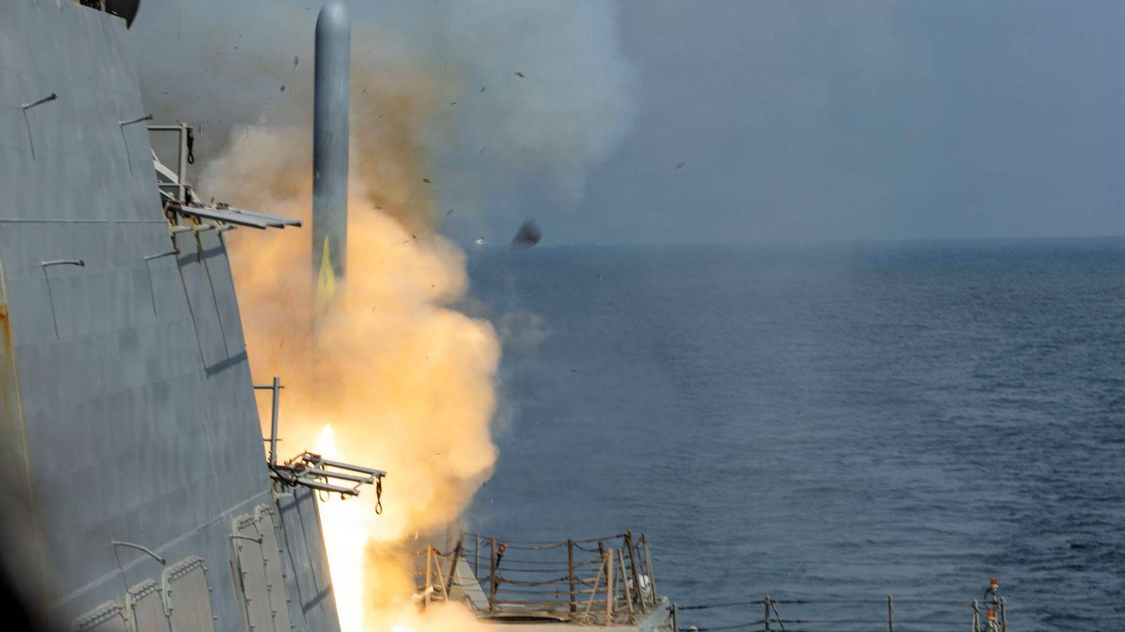 EUA intensificam ataques contra Irã para proteger rotas no Estreito de Ormuz