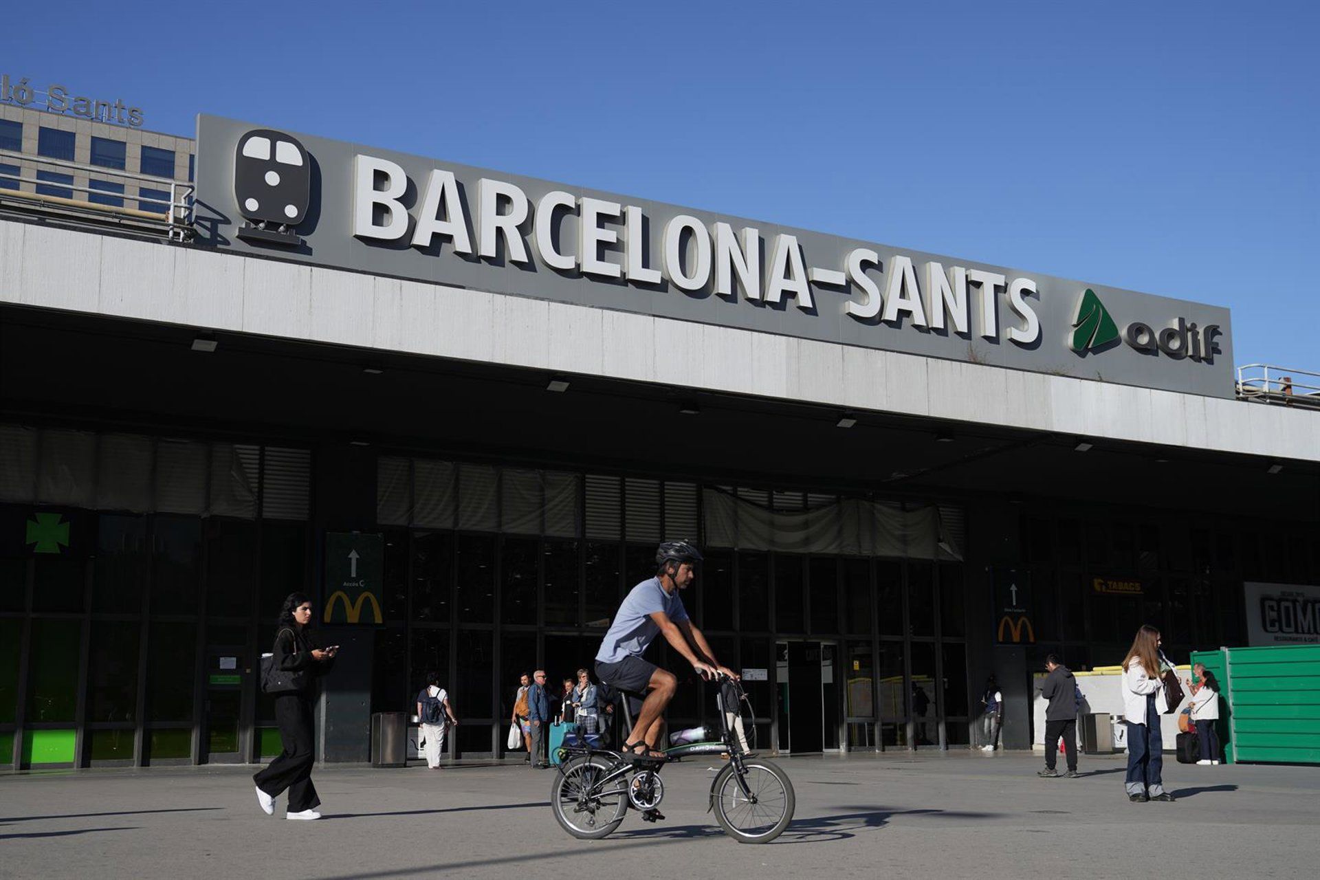 Adif ignora CNMC e mantém tarifas altas para trens Madrid-Barcelona