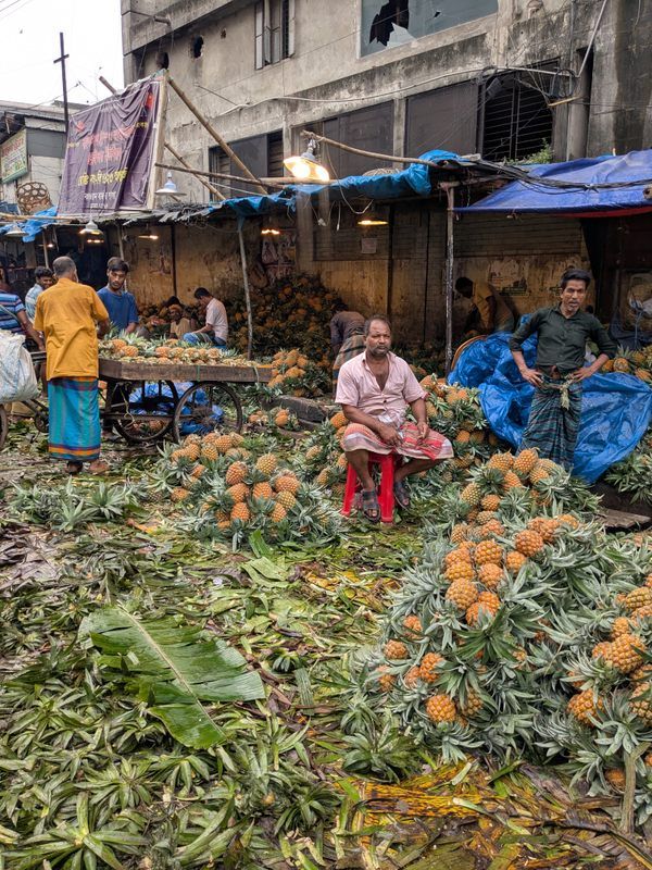 A dupla vida de Kawran Bazar: o caos que alimenta Dhaka