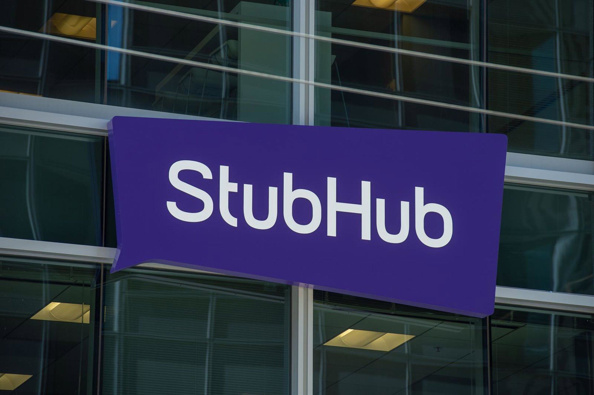 StubHub é multada no Reino Unido por esconder taxas de serviço — regulador exige reembolso