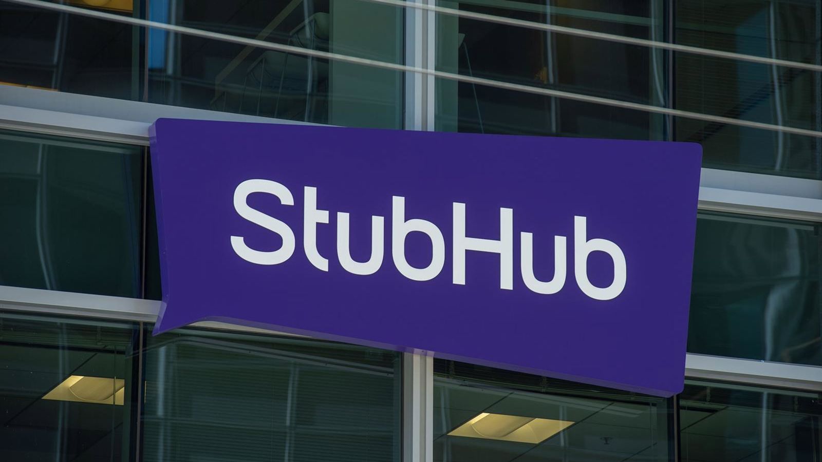StubHub é multada no Reino Unido por esconder taxas de serviço — regulador exige reembolso