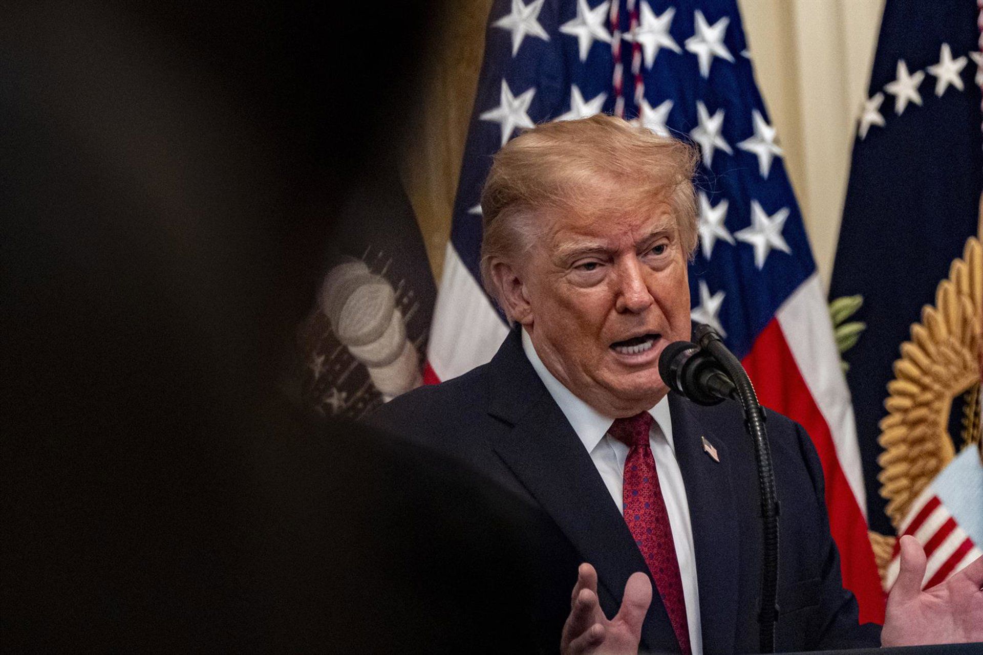 Trump sugere que EUA comprem ações de OpenAI e Anthropic