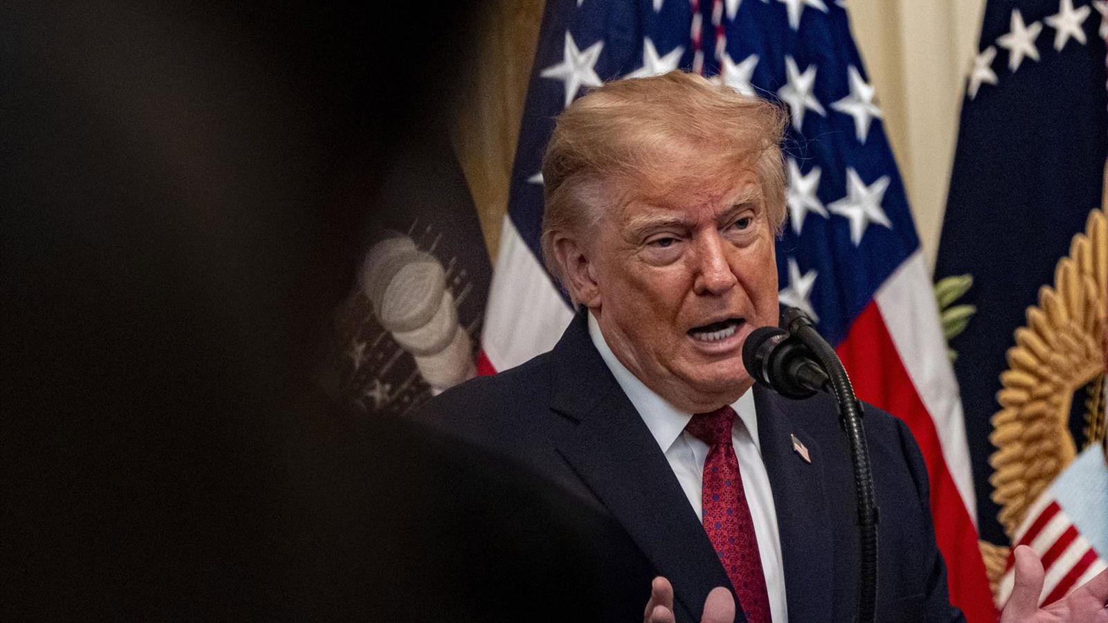 Trump sugere que EUA comprem ações de OpenAI e Anthropic