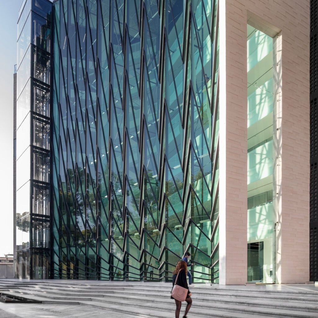 UAD Alamedas: Arquitetura Gótica Renasce em Torre Universitária Mexicana