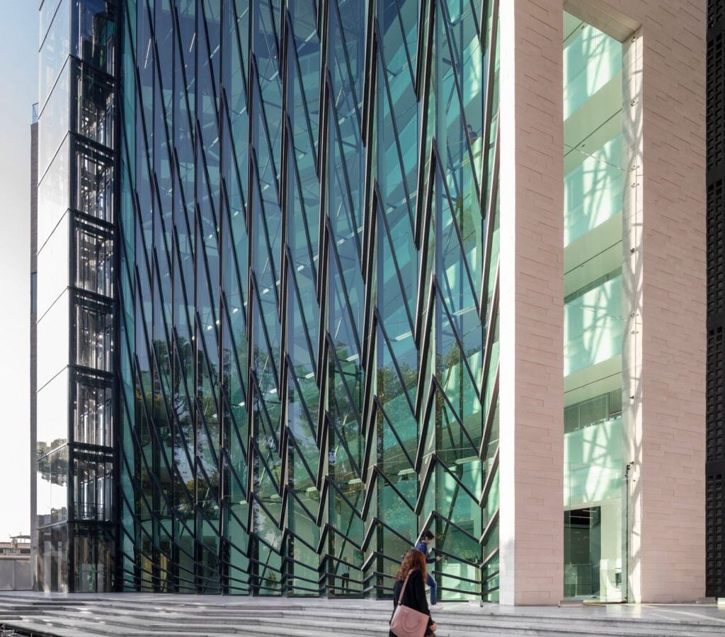 UAD Alamedas: Arquitetura Gótica Renasce em Torre Universitária Mexicana