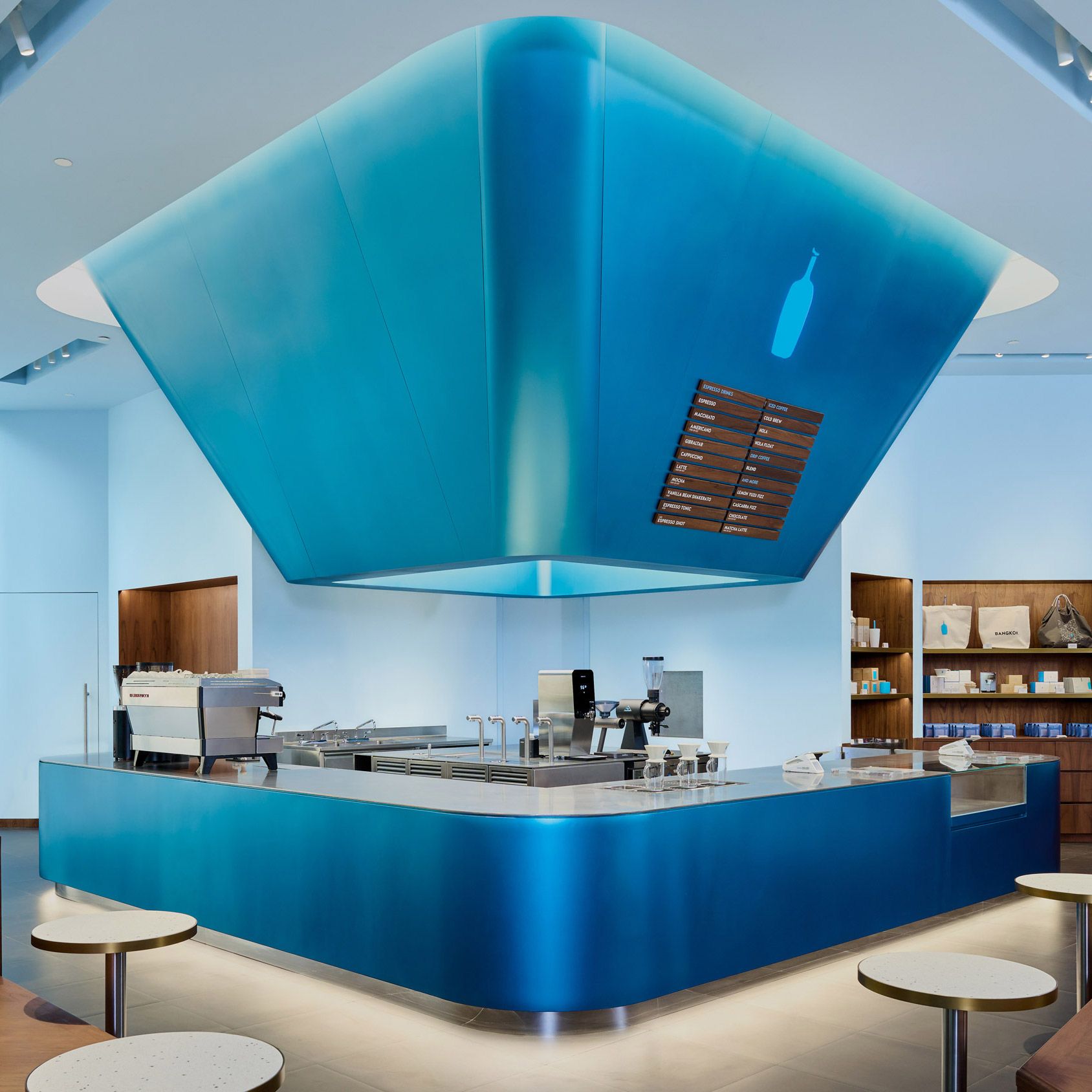 Lanternas tailandesas inspiram café da Blue Bottle em Bangkok