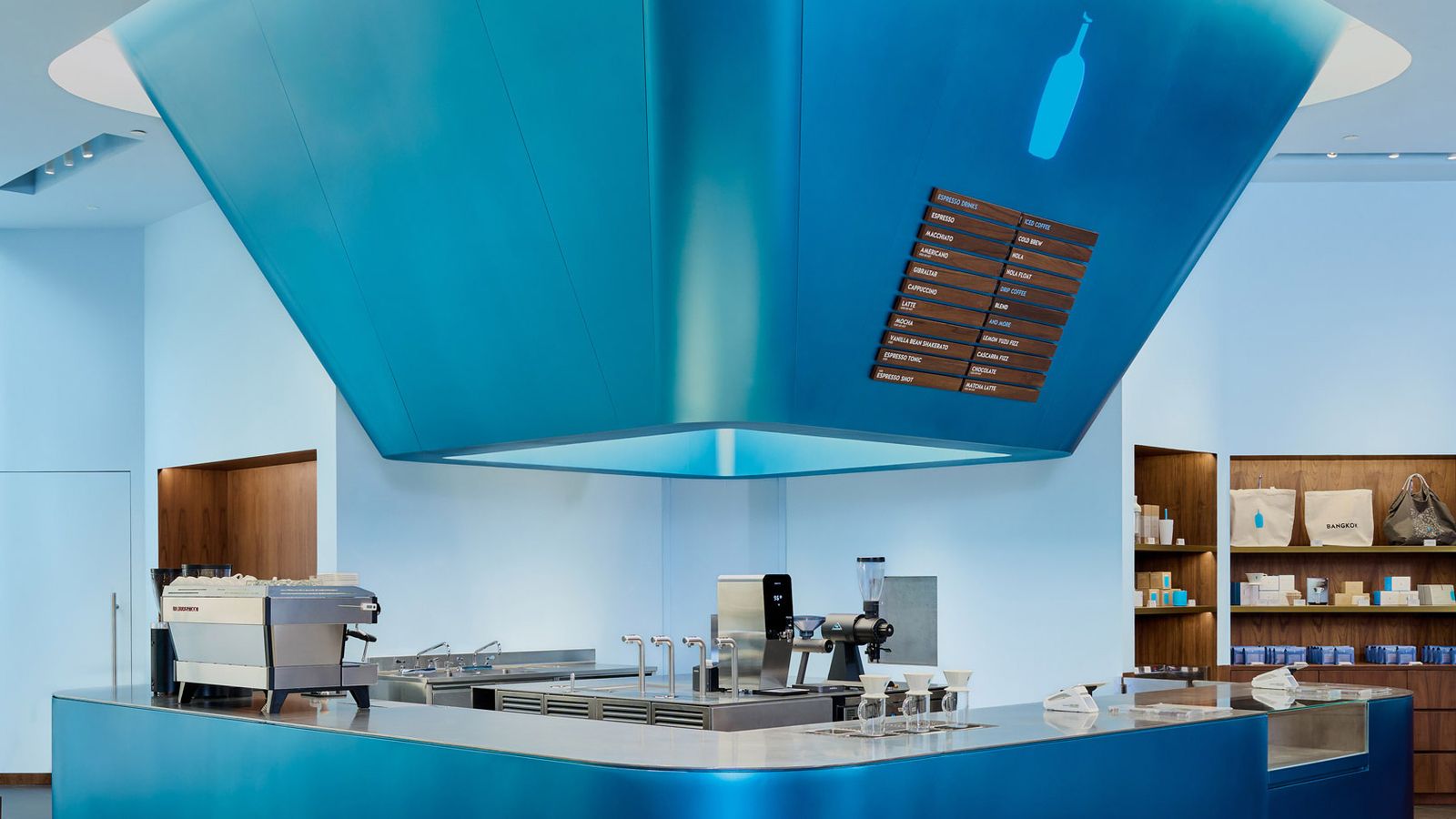 Lanternas tailandesas inspiram café da Blue Bottle em Bangkok