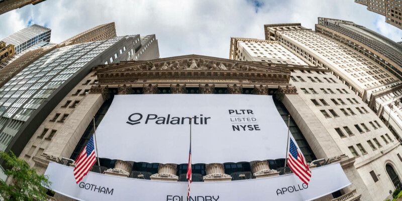 Parlamento britânico pressiona governo para romper contrato com a Palantir no NHS