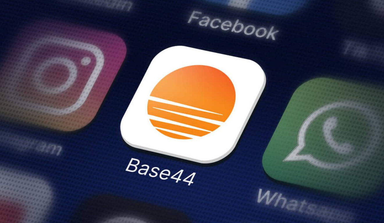 Base44 desafia Lovable e assume controle vertical com modelo próprio de IA