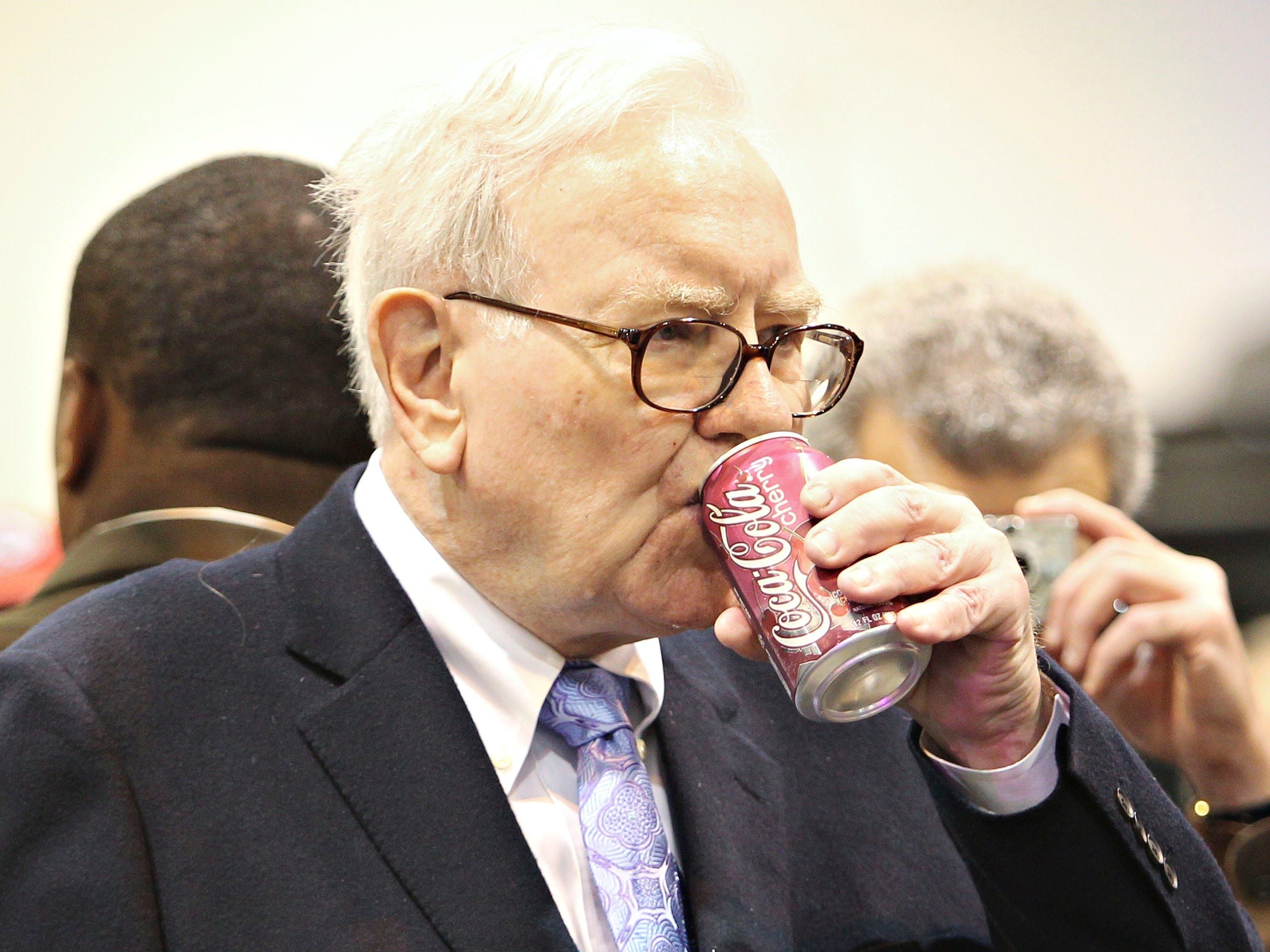 Buffett: quase 50 anos sem beber água, só Coca-Cola