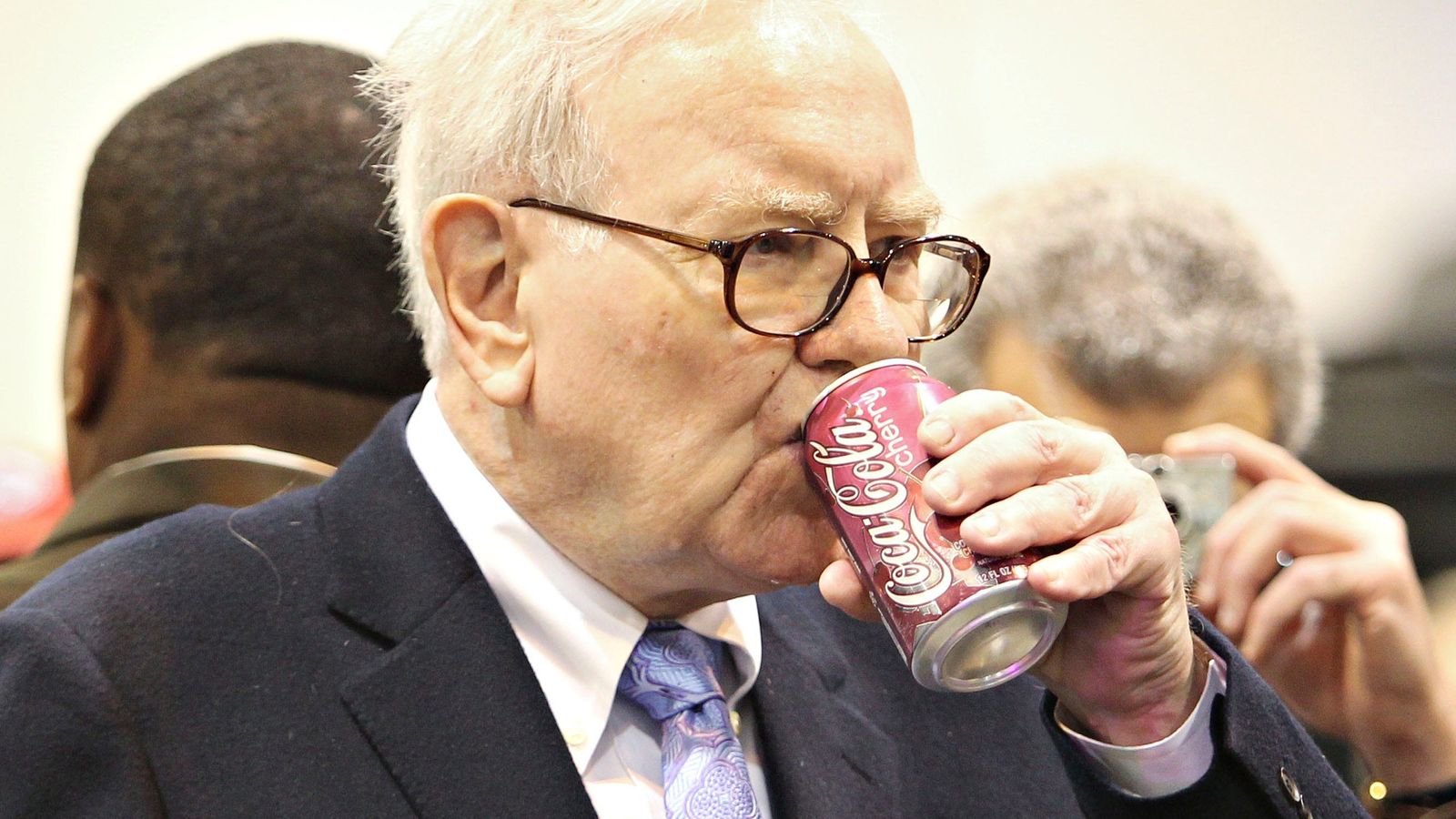 Buffett: quase 50 anos sem beber água, só Coca-Cola