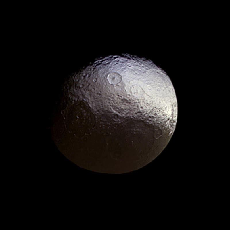 Cassini descobriu em 1671 a lua 'yin-yang' de Saturno