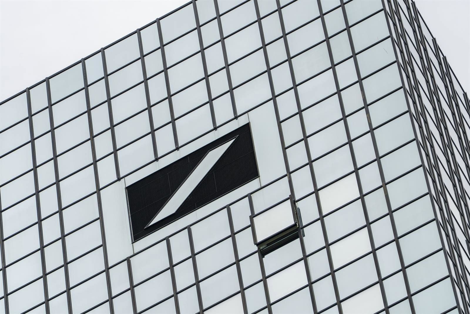 Deutsche Bank lucrou €5,14 bi em 9 meses de 2025, superando metas anuais