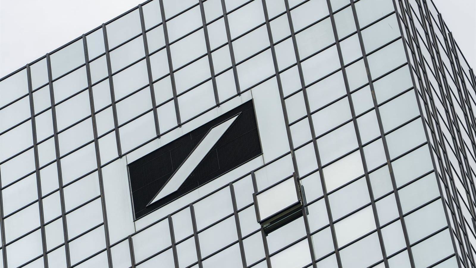 Deutsche Bank lucrou €5,14 bi em 9 meses de 2025, superando metas anuais