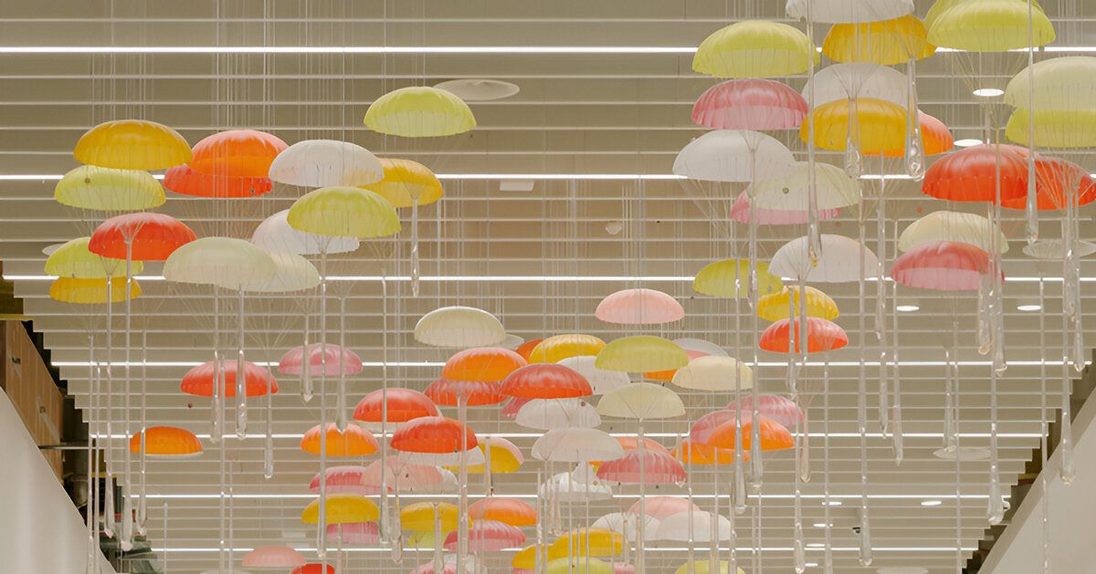 Lazerian transforma lustres históricos em instalação no aeroporto de Manchester