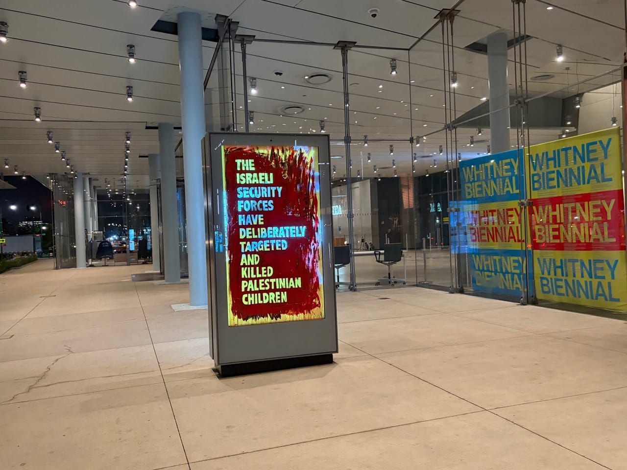 Artista Jonathan Allen ocupa telas do Whitney Museum com protesto sobre Gaza