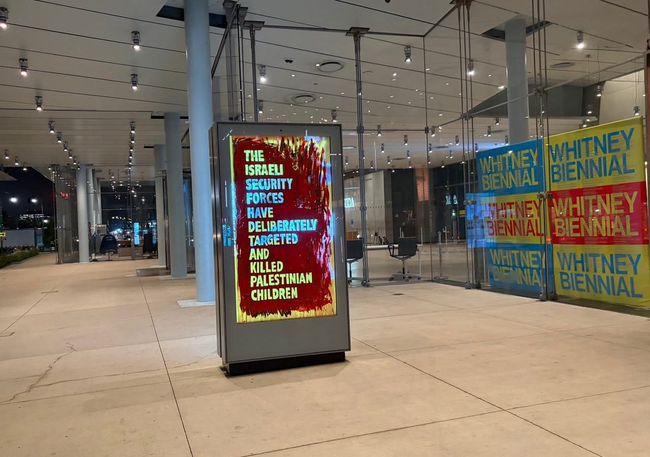 Artista Jonathan Allen ocupa telas do Whitney Museum com protesto sobre Gaza