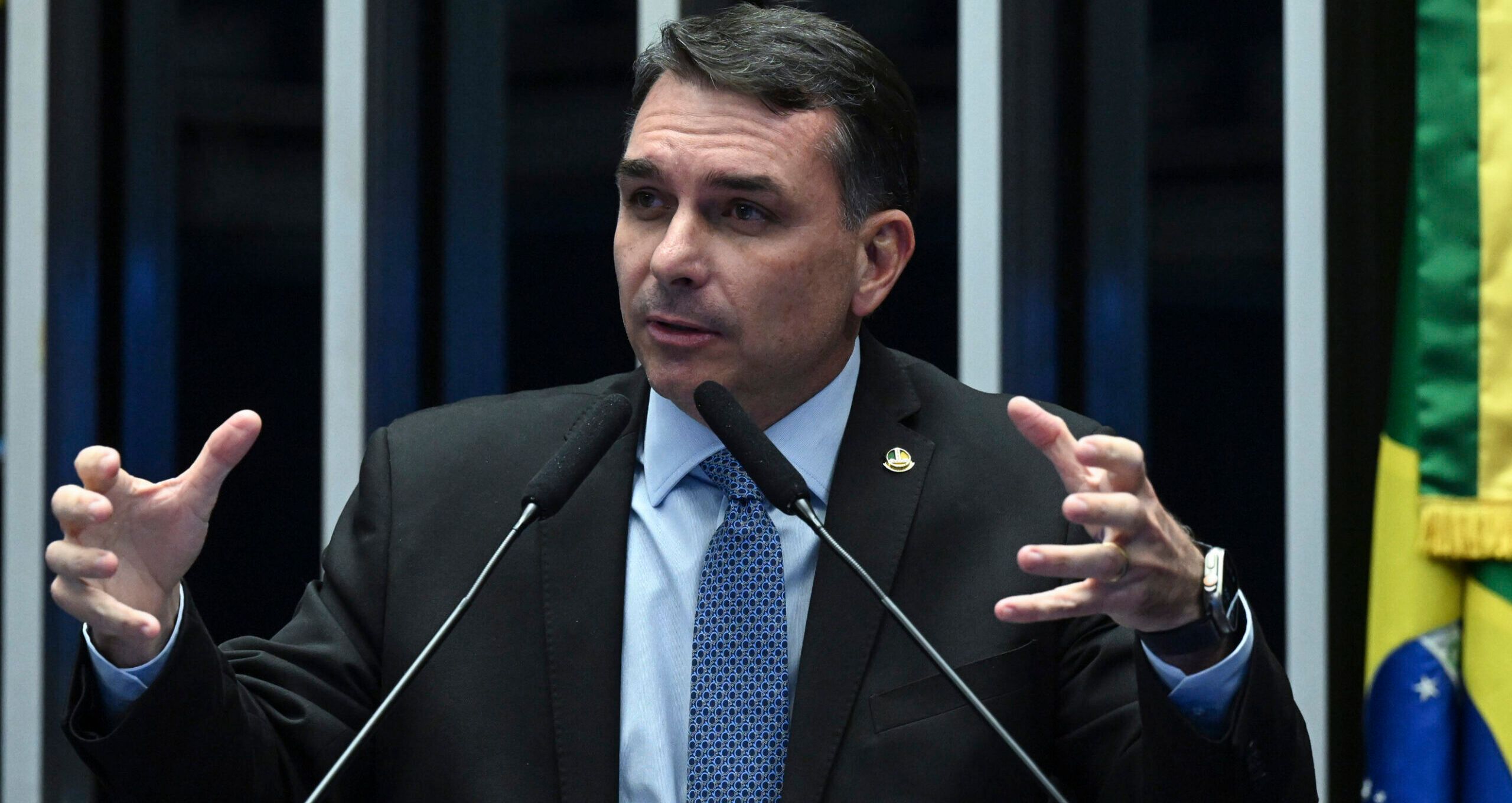 Flávio Bolsonaro insiste em pauta externa enquanto tenta conter desgaste eleitoral