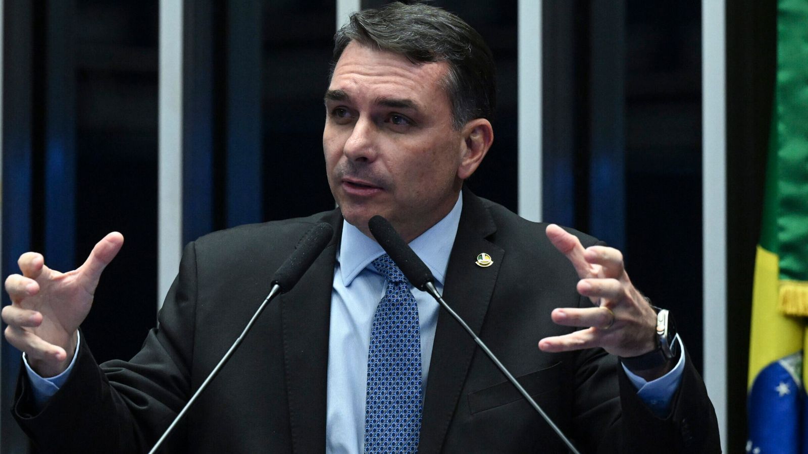 Flávio Bolsonaro insiste em pauta externa enquanto tenta conter desgaste eleitoral