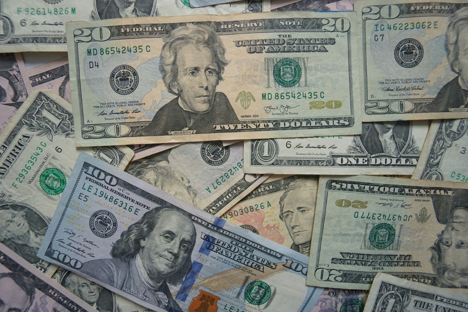 Mercado trava posições em dólar antes de decisões cruciais do Fed e Copom