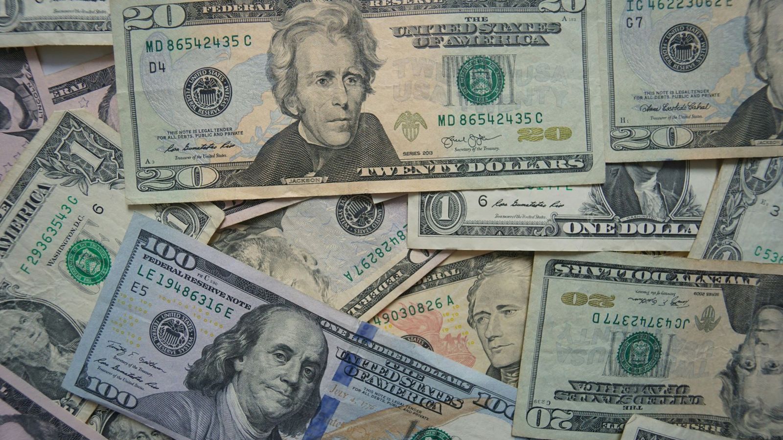 Mercado trava posições em dólar antes de decisões cruciais do Fed e Copom