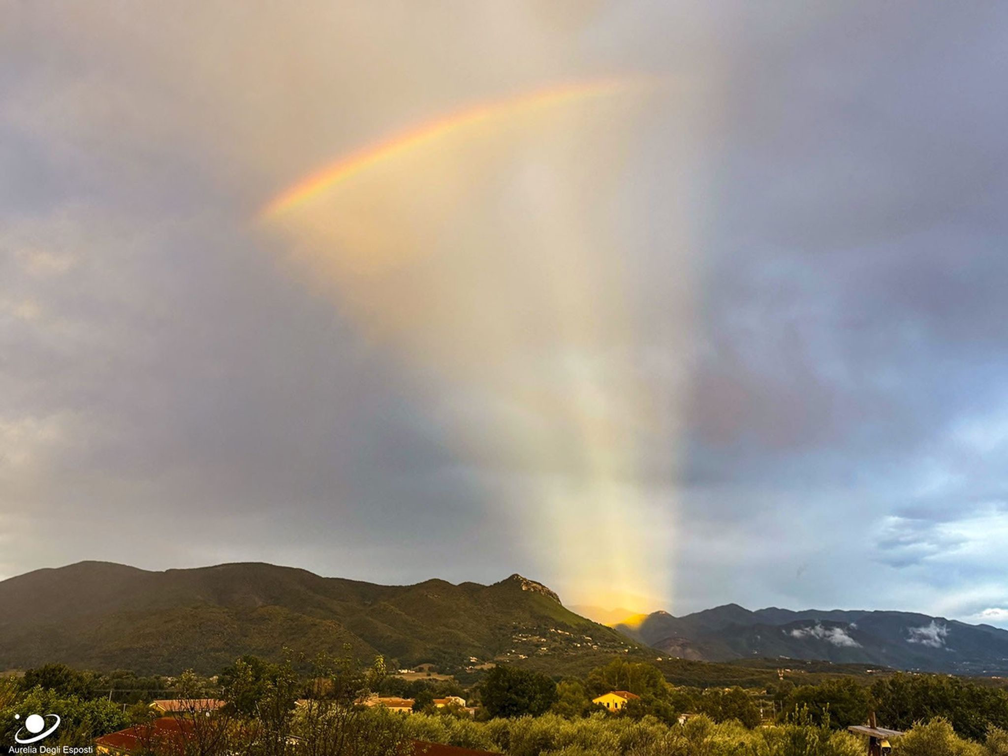 Arco-íris Invertido Surge na Itália: Fenômeno Raro Ilumina o Céu