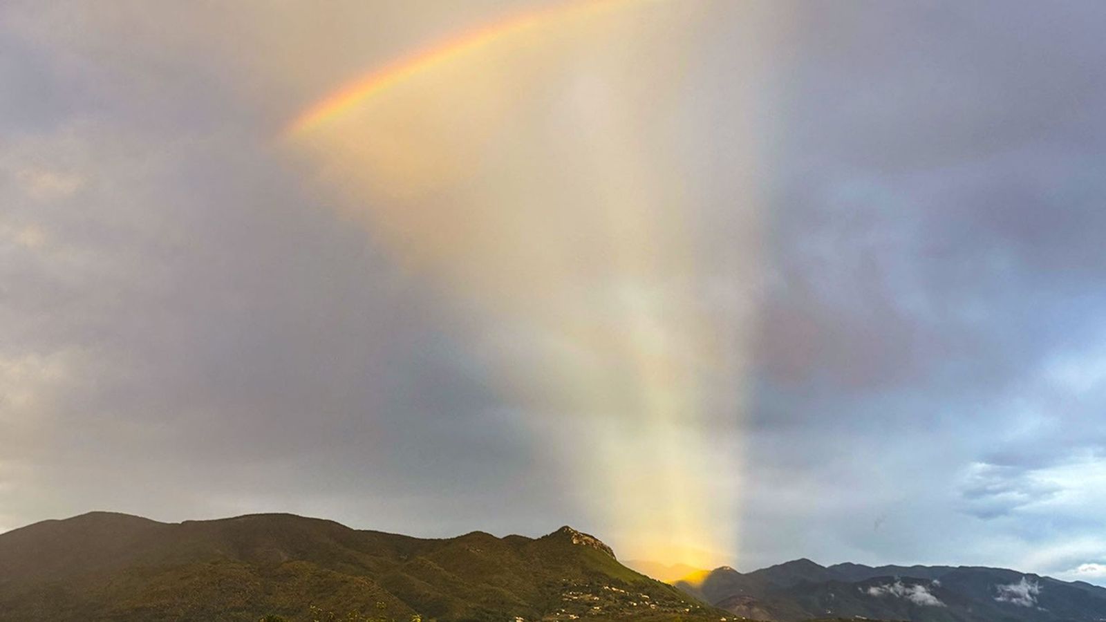Arco-íris Invertido Surge na Itália: Fenômeno Raro Ilumina o Céu