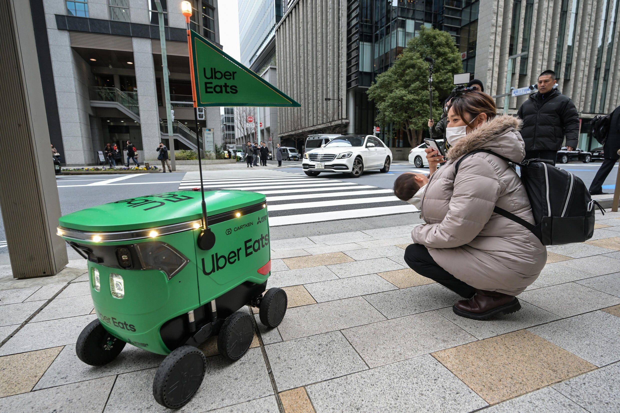 Professora aposentada é presa por protestar contra robôs de delivery em Filadélfia